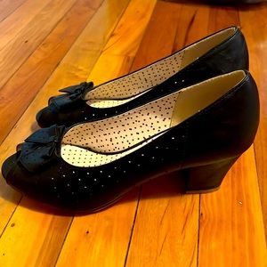 Very pretty open-toe block heel shoes in vegan leather